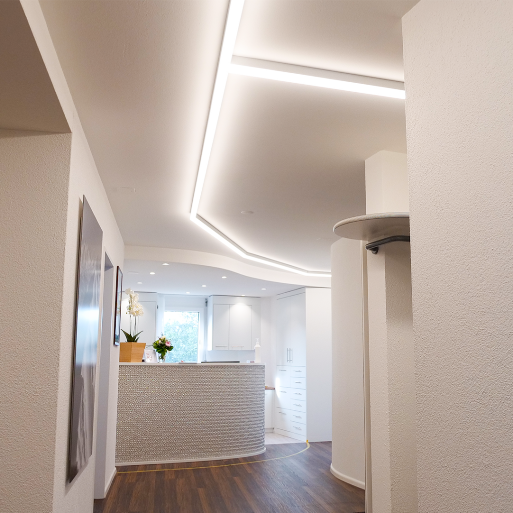 Durch die hufeisenartige Ausrichtung der Praxis musste sich die Projektleitung hier eine ganz spezielle LED-Lösung ausdenken.