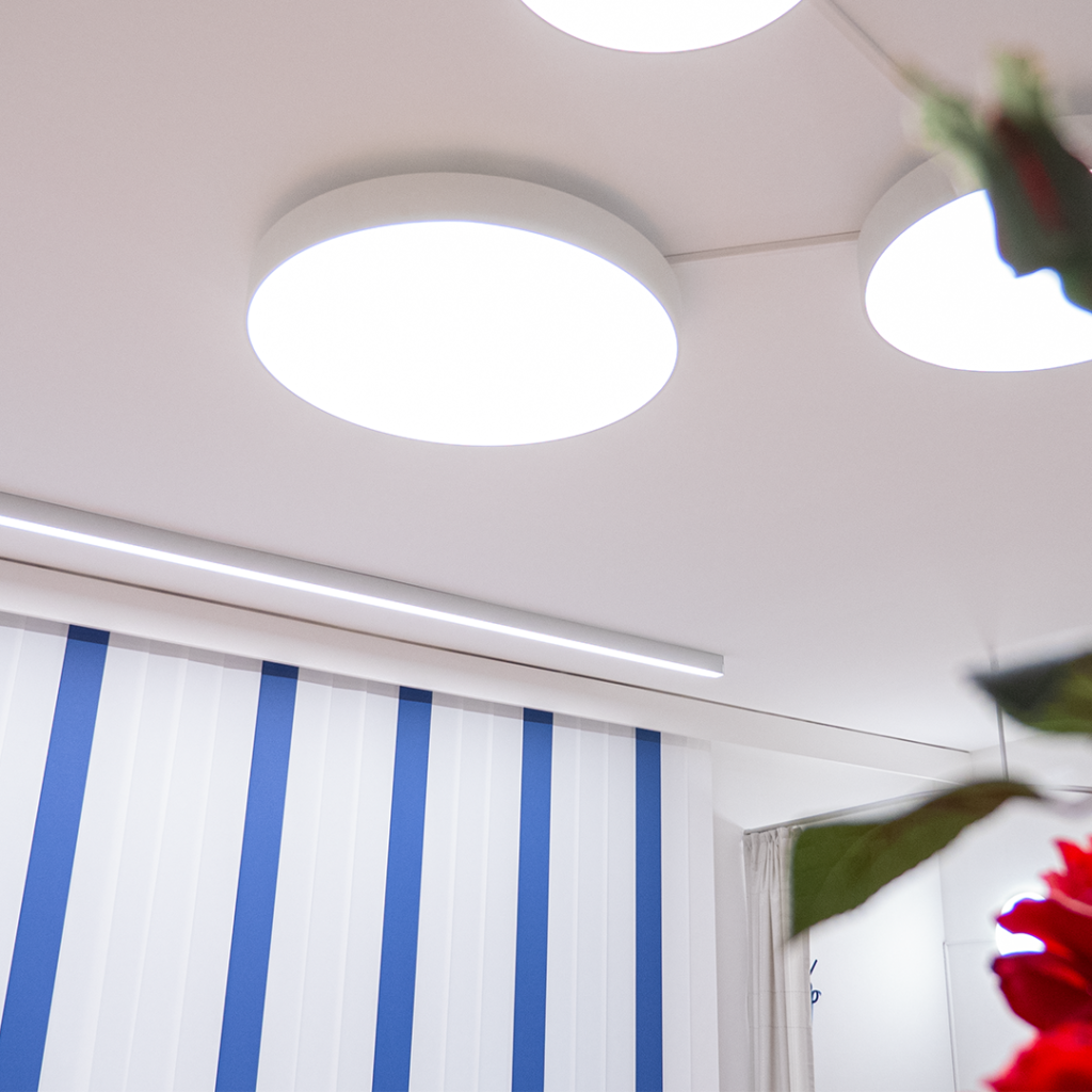 Angenehm, optisch ansprechend und anpassungsfähig. Dies war das Kernkonzept der Lichtplanung für die Frauenarztpraxis kurz zusammengefasst.