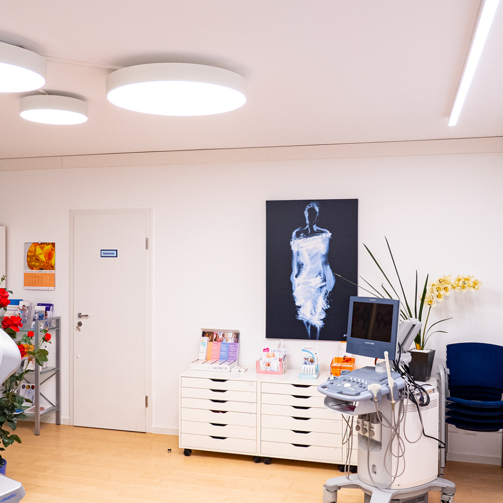 Angenehm, optisch ansprechend und anpassungsfähig. Dies war das Kernkonzept der Lichtplanung für die Frauenarztpraxis kurz zusammengefasst.
