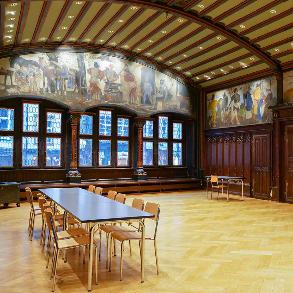 Gibt es einen grossen, bezahlbaren Raum für Festlichkeiten in der Basler Innenstadt? Der Schmiedenzunftsaal ist genau so ein Raum.