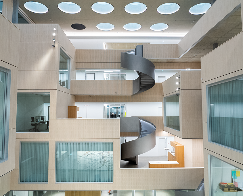 Im gesamten Neubau der Selmoni wurde über einen Kilometer LED-Band verbaut. Im Atrium kommen die LED-Profile besonders gut zur Geltung.
