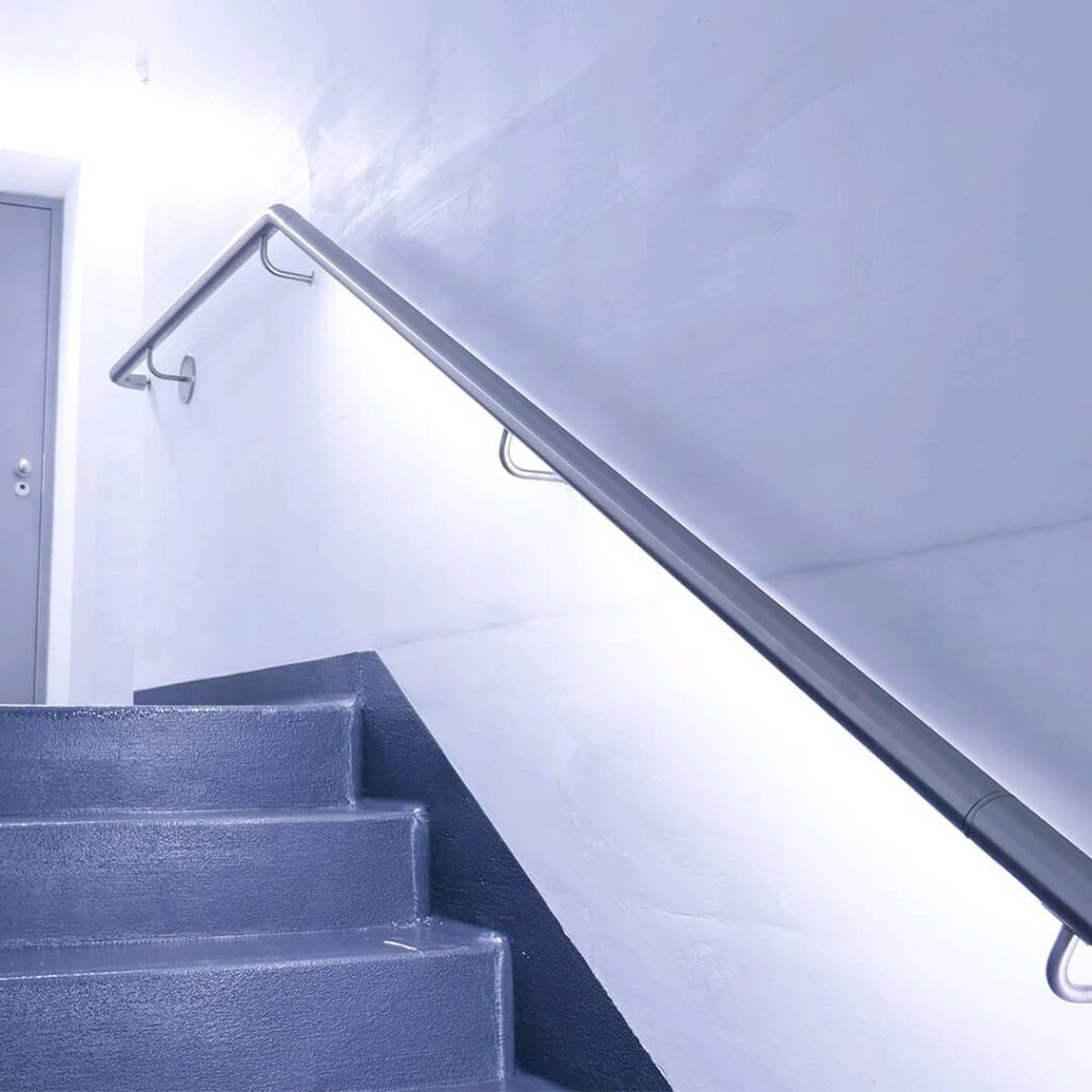 Der LED-Handlauf verziert nun die SelLED AG den Treppenaufgang in einem Roche-Gebäude auf dem Areal Kaiseraugst.