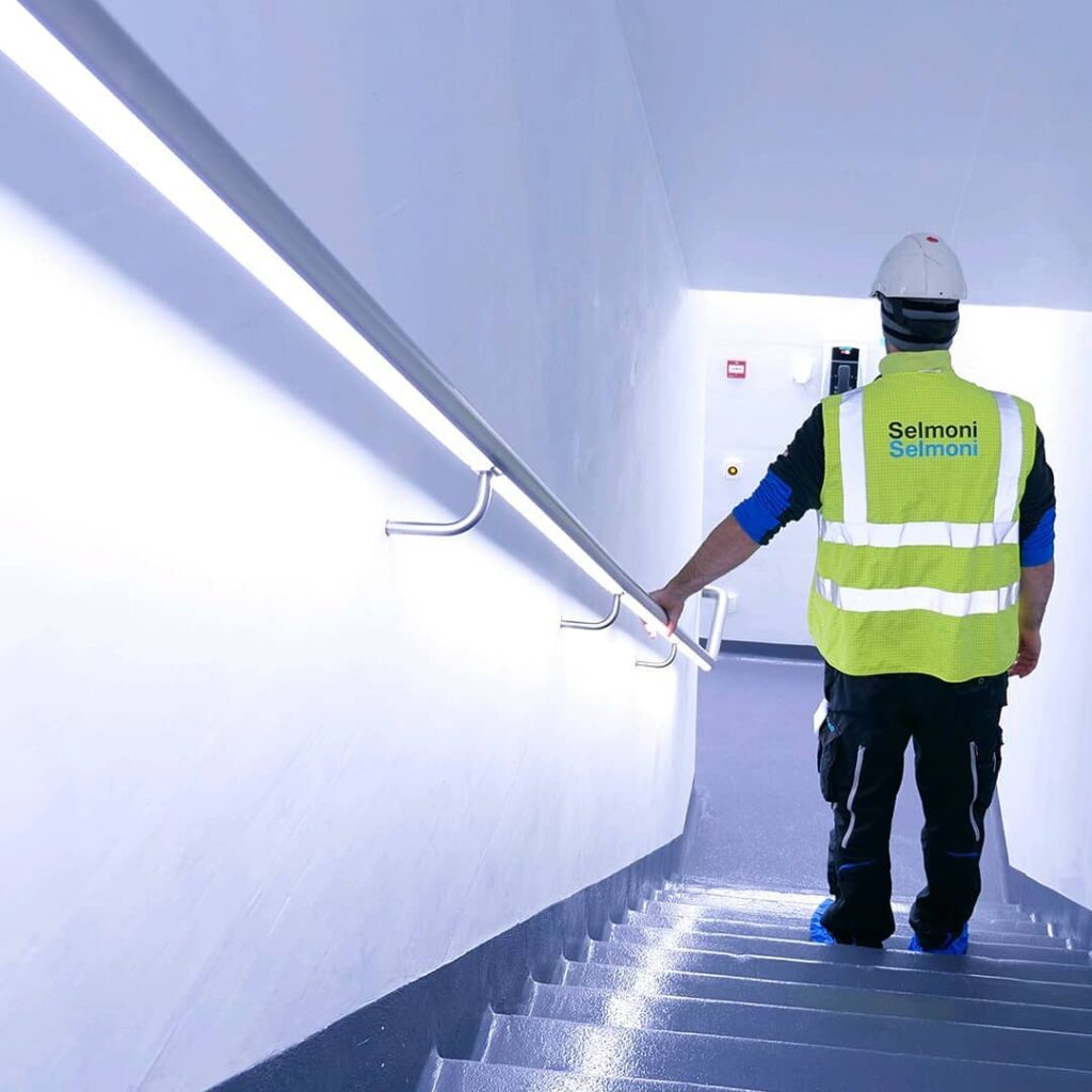 Der LED-Handlauf verziert nun die SelLED AG den Treppenaufgang in einem Roche-Gebäude auf dem Areal Kaiseraugst.