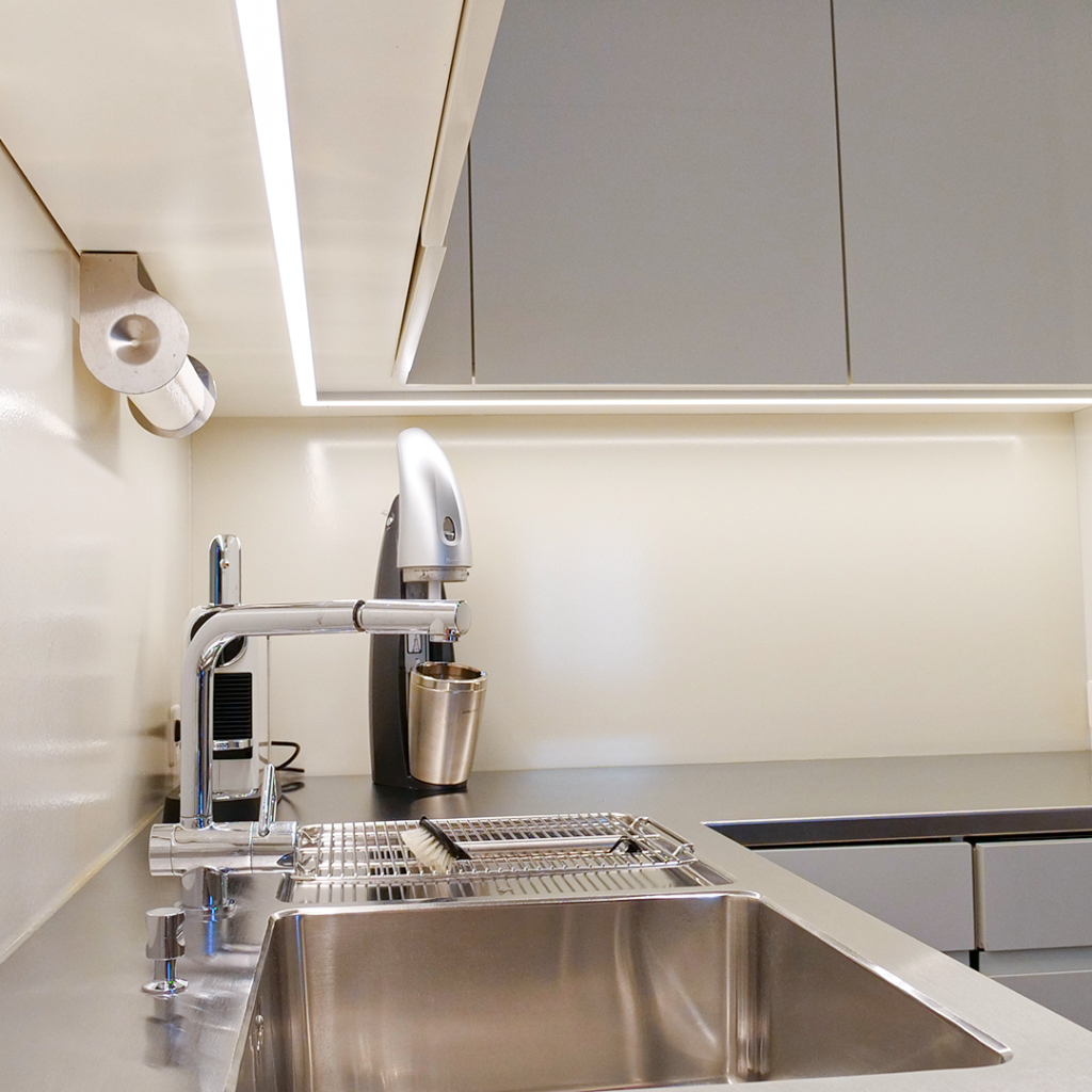 Sie Fragen sich: Wie kann ich aus meinem kleinen, dunklen Badezimmer eine Wohlfühloase zaubern? Ein Apartment in Basel machts vor.