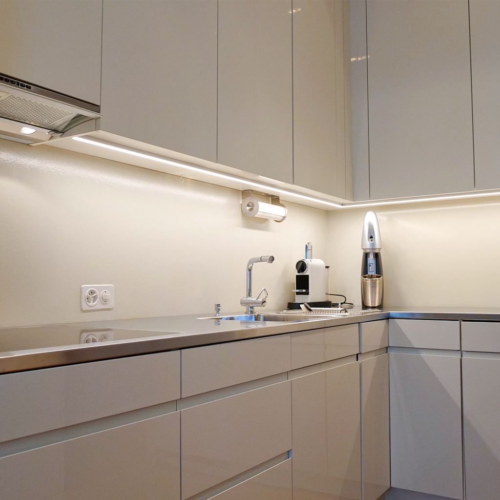 Sie Fragen sich: Wie kann ich aus meinem kleinen, dunklen Badezimmer eine Wohlfühloase zaubern? Ein Apartment in Basel machts vor.