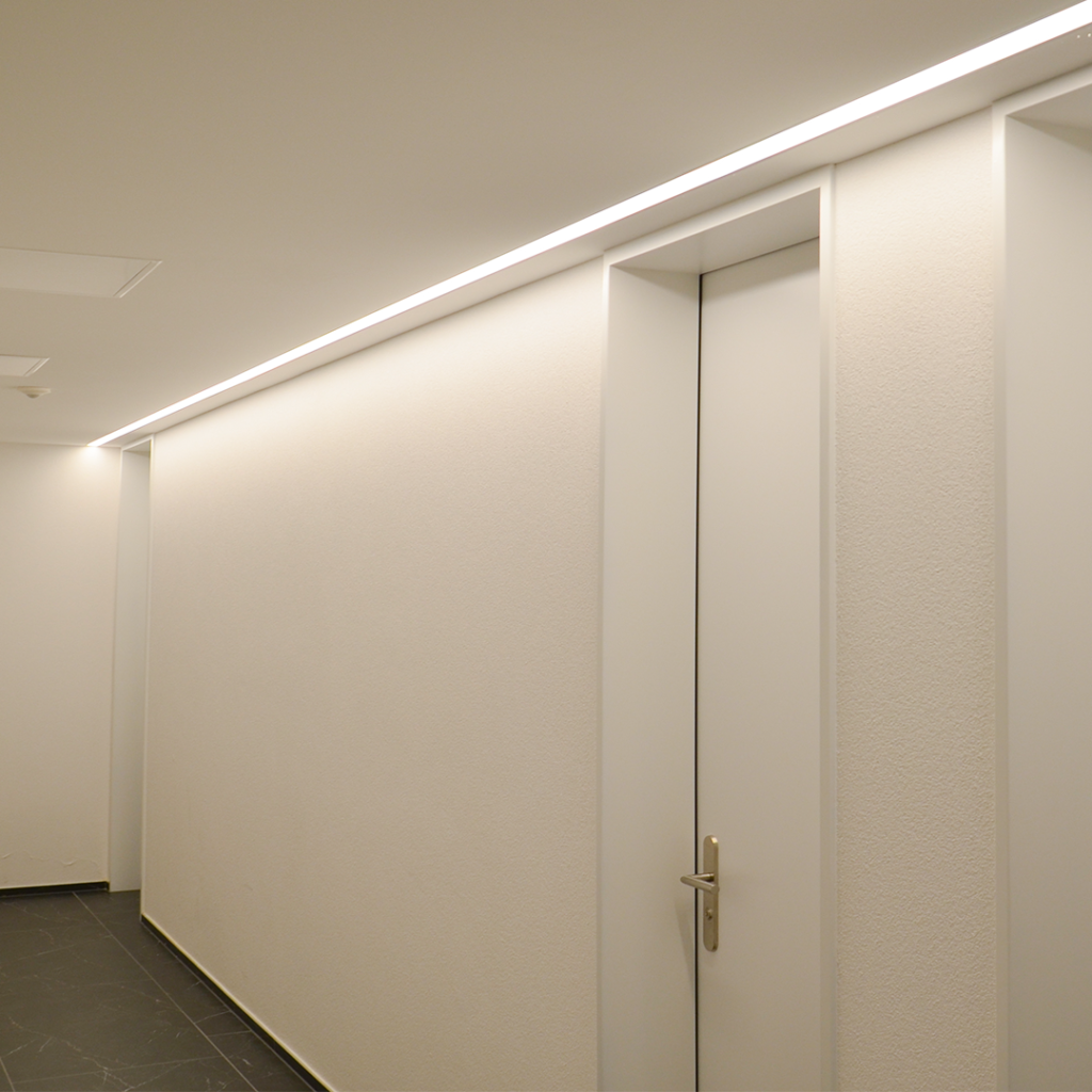 Die funktionale und ästhetische Treppenhausbeleuchtung verleiht dem architektonisch, modernen Bau die emotionale Note.