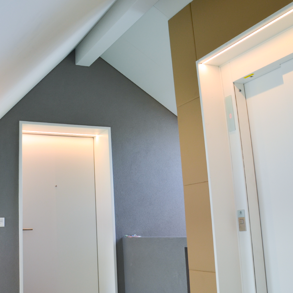 Die funktionale und ästhetische Treppenhausbeleuchtung verleiht dem architektonisch, modernen Bau die emotionale Note.