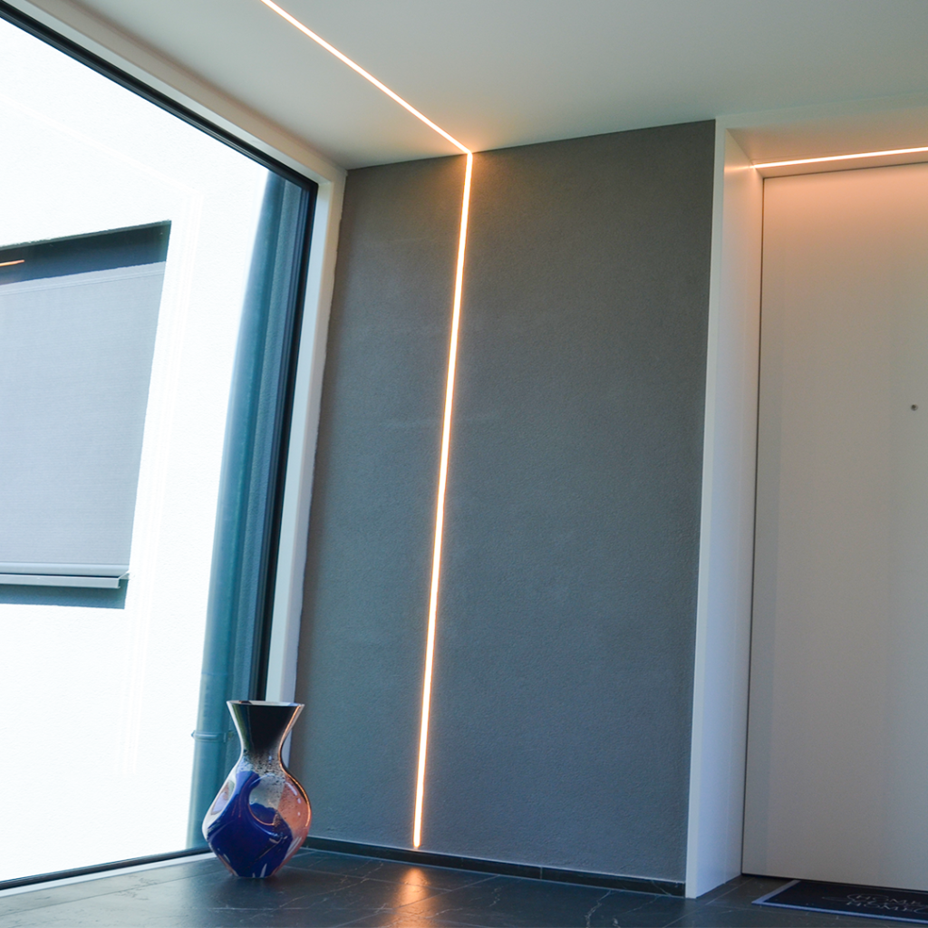 Die funktionale und ästhetische Treppenhausbeleuchtung verleiht dem architektonisch, modernen Bau die emotionale Note.