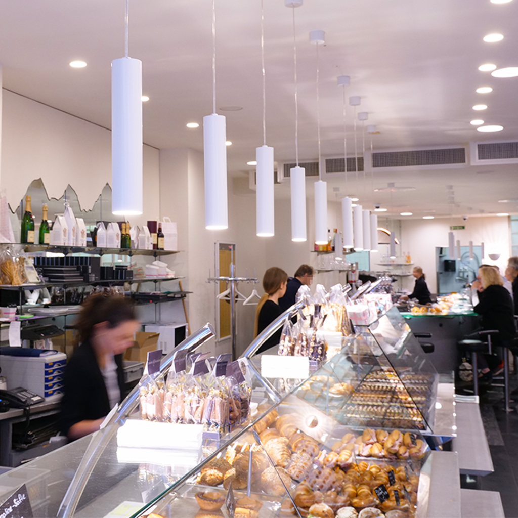 Der Loungebereich der Confiserie Bachmann ist einladend beleuchtet und die Verkaufsflächen gekonnt hervorgehoben.